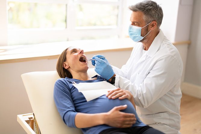 Jeune maman : l'examen bucco-dentaire de prévention intégralement pris en charge par la Sécurité sociale du 4e mois de grossesse au 6e mois après l'accouchement.