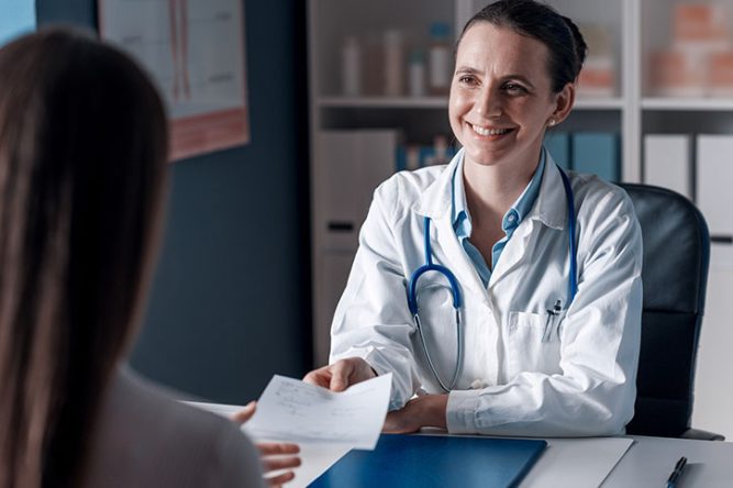 Médecin qui fournit un certificat médical