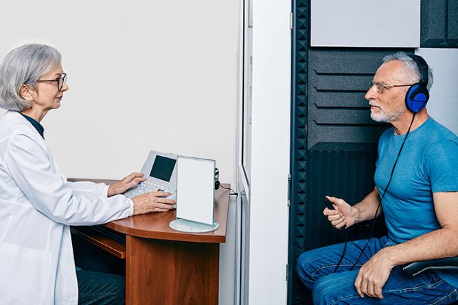 Un senior fait un test de l'audition