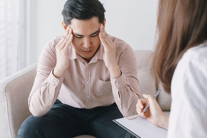 Un jeune homme consulte sa psychologue