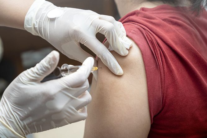 Une personne se fait vacciner
