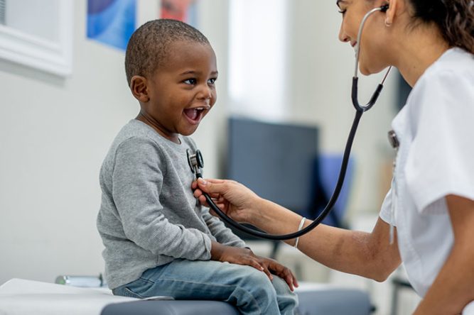 Un jeune enfant passe une visite médicale