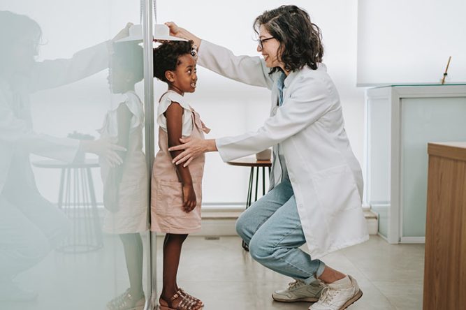 Examen médical d'une fillette pour le bilan de son développement