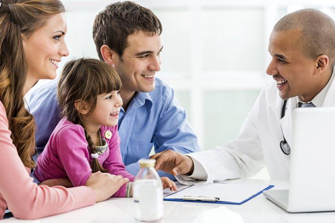 Deux parents et leur enfant chez le médecin