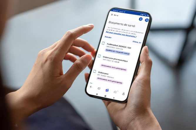 Une femme consulte son Espace Santé sur son téléphone