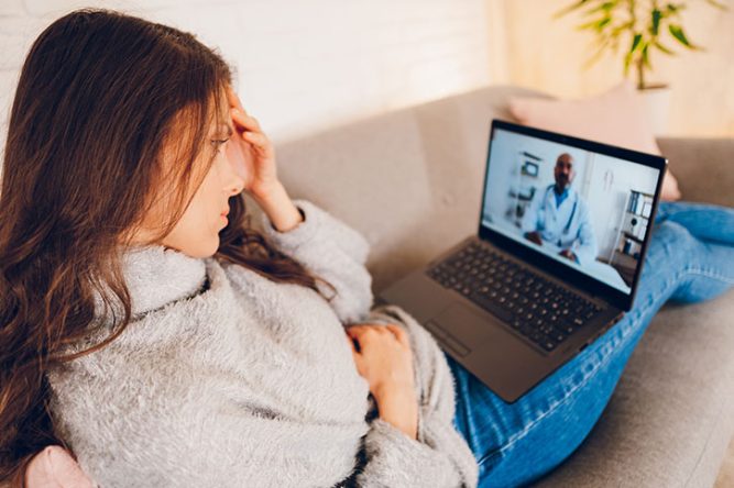 Jeune femme en téléconsultation avec un médecin